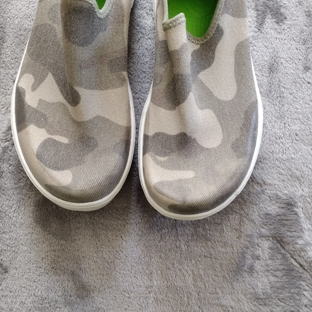 Oofos OOmg eeZee Low Womens Size 6 Shoes Slip On Green Camo Recovery Sneaker